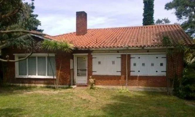 El terreno donde se ubica la edificación tiene un área total de 2.046 m2.