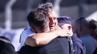 Mario Saralegui se abraza con Antonio Pacheco y en su camisa, se pueden apreciar detalles de distintas palmeras en homenaje a la icónica palmera de Jardines del Hipódromo que tiene los días contados