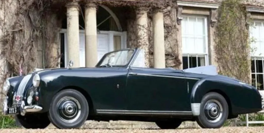 El coche y su nuevo dueño podrán participar de un desfile en junio por los 90 años de la Reina