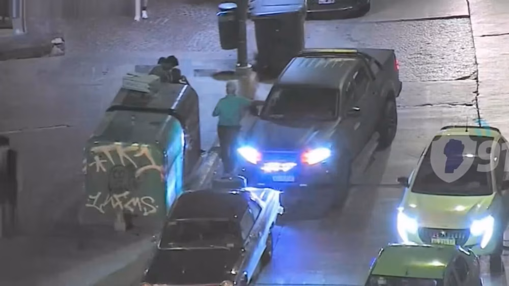 la-joven-y-su-novio-frenaron-la-camioneta-del-ministro-para-pedir-ayuda-foto-captura-de-videopolicia-de-cordoba-TJWG4MV7GZFBXJULVB2CXJSYY4.avif