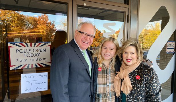 El gobernador de Minnesota, Tim Walz, con su mujer Gwen y su hija Hope