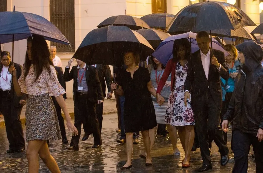El presidente Obama pasea junto a su familia y miembros de su comitiva por la Habana, en su histórica visita a Cuba.
