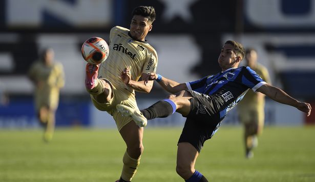 Matías Arezo de Peñarol ante Liverpool por el Torneo Clausura