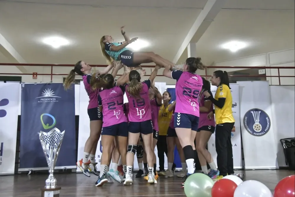 Las jugadoras de Scuola la tienen en el cielo