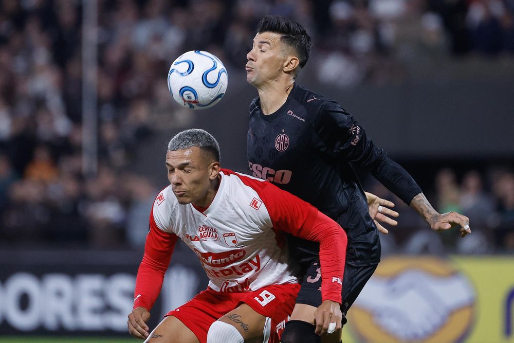 Franco Fagúndez contra Víctor Cuesta en el partido entre Platense e Independiente Santa Fe