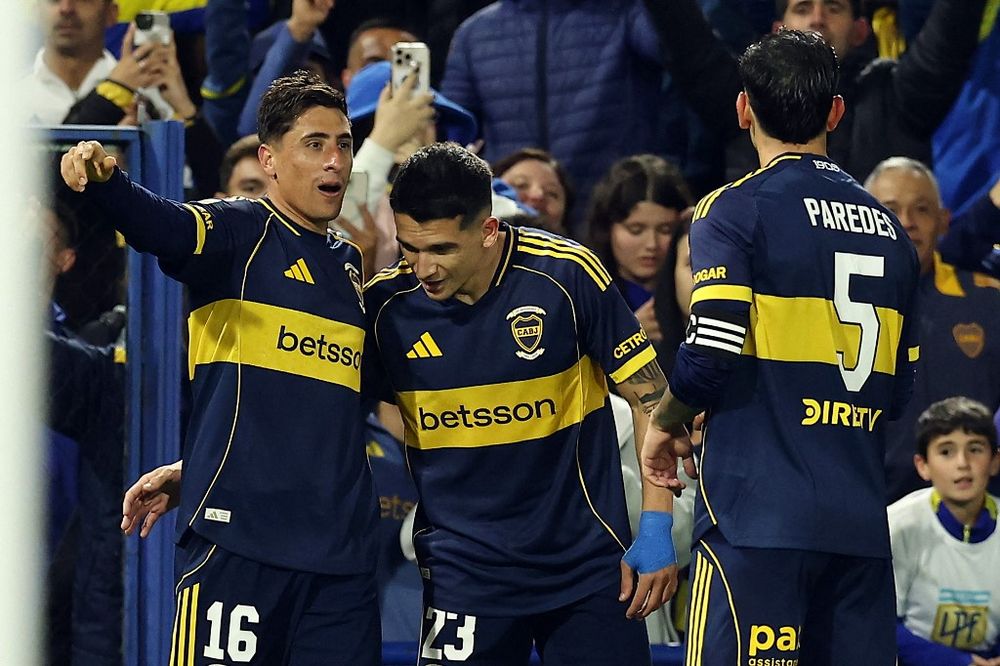 Miguel Merentiel, Lautaro Blanco y Leandro Paredes celebran uno de los goles de Boca ante Central Córdoba