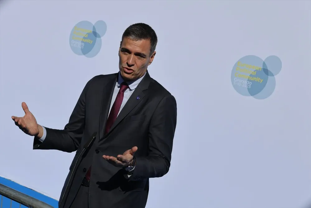 El presidente del Gobierno en funciones, Pedro Sánchez, atiende a los medios a su llegada al Palacio de Congresos de Granada .