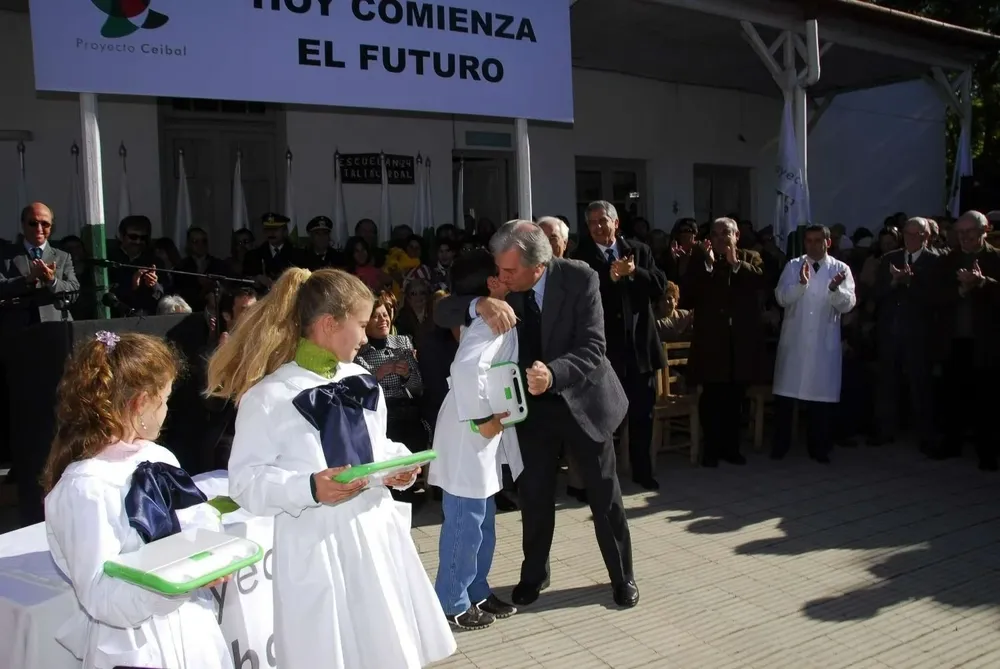 Tabaré Vázquez entregando las ceibalitas a los niños de Cardal.
