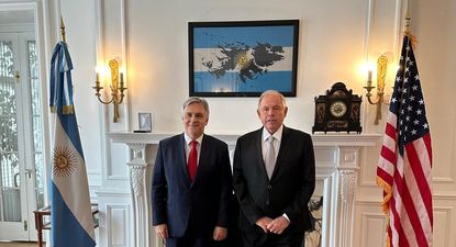 El gobernador cordobés Martín Llaryora junto el embajador argentino en los Estados Unidos Gerardo Werthein.