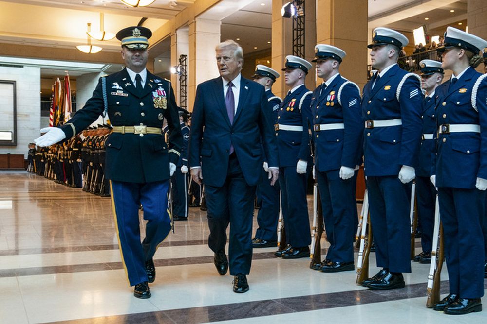 Donald Trump con las fuerzas armadas - AFP.jpg