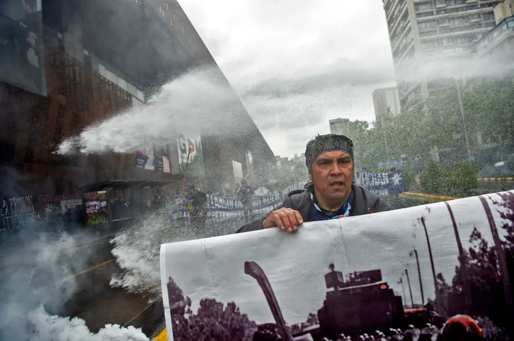 Indígena mapuche durante los enfrentamientos tras una protesta en el centro de Santiago de Chile