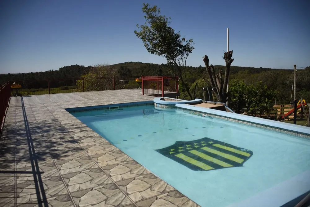 La piscina con el escudo de Peñarol en la chacra de los padres de Darwin Núñez