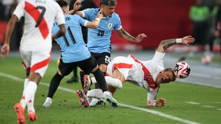 Oliver Sonne de Perú ante Maximiliano Araújo de la selección de Uruguay