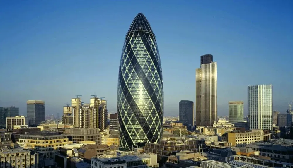 El Edificio Swiss Re, también conocido como “el pepinillo”, es una construcción icónica de Londres