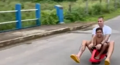 Léo Coelho jugando con un familiar suyo en Minas Gerais, Brasil, antes de viajar para firmar con Peñarol