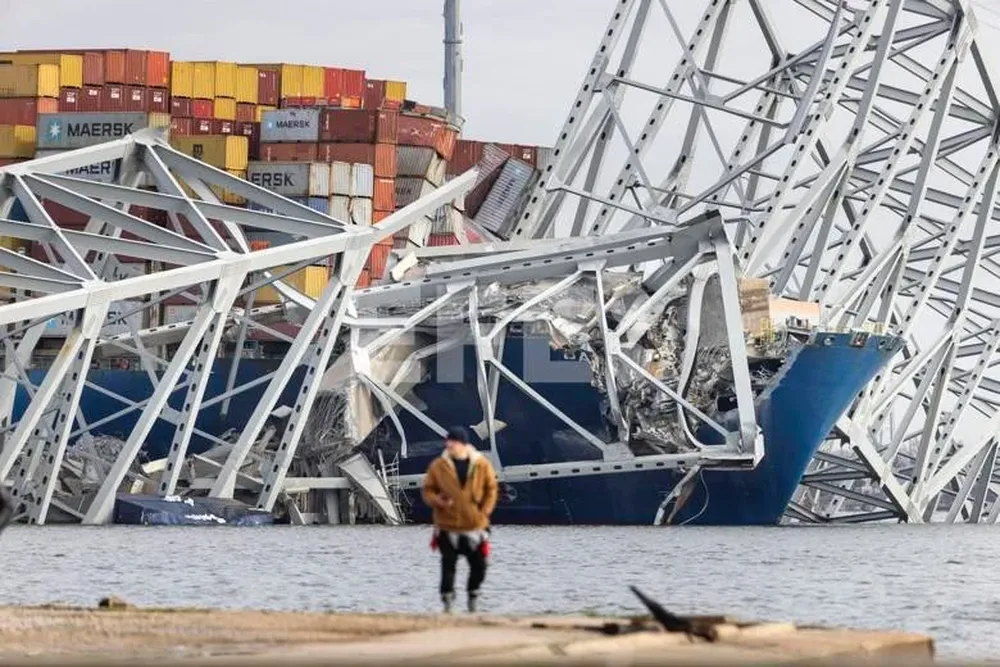 El puente de Baltimore, destrozado tras el choque del barco de Singapur.