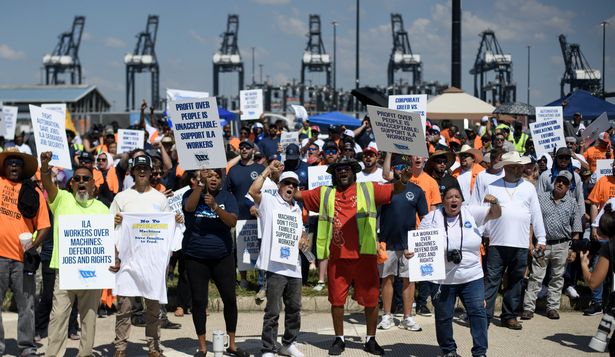 Trabajadores portuarios de EEUU en huelga masiva a un mes de las elecciones: cómo impacta en la economía