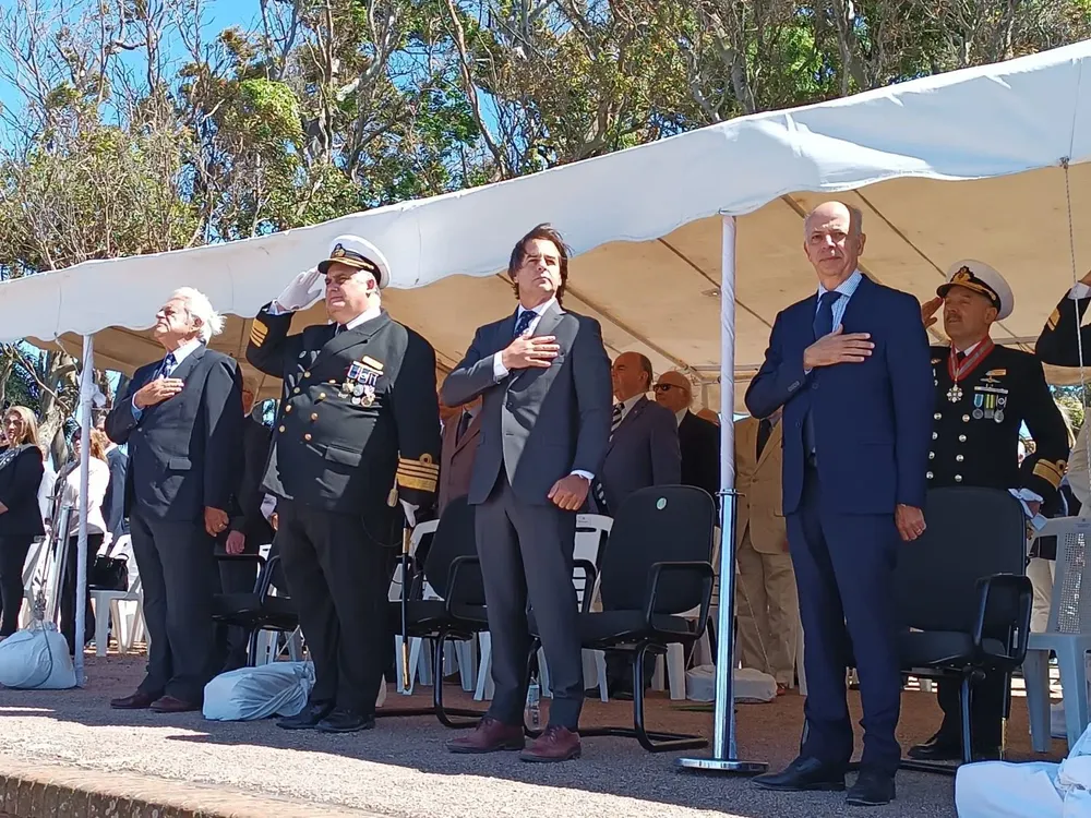 El presidente Luis Lacalle Pou junto al ministro de Defensa, Javier García, y autoridades de la Armada