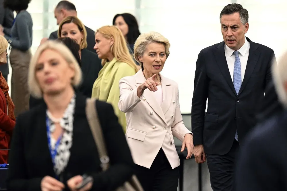 La presidenta de la Comisión Europea, Ursula von der Leyen, llega a la ceremonia que marca el 70º aniversario del Parlamento Europeo durante una sesión del plenario en Strasbourg, al este de Francia, el 22 de noviembre de 2022