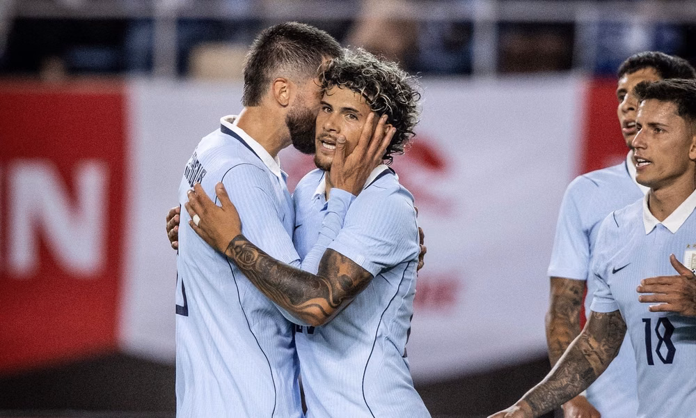 Maximiliano Araújo celebra su gol contra Japón