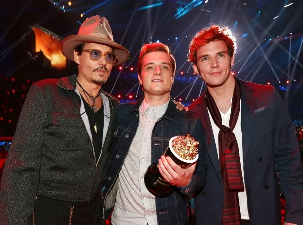 Johnny Depp entregó el premio a Josh Hutcherson en nombre del equipo de Los juegos del hambre