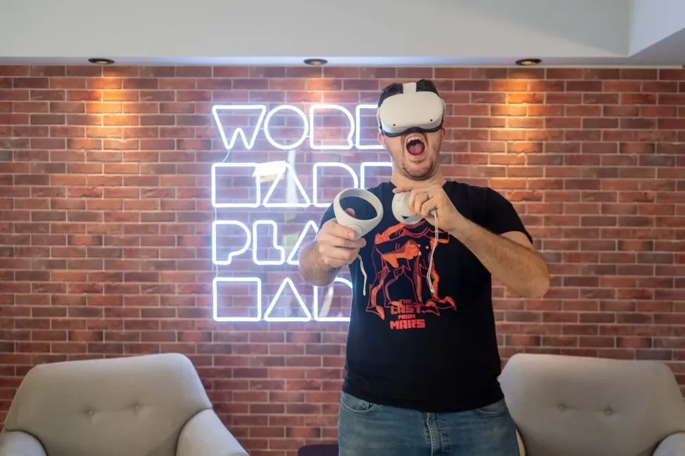 Uno de los desarrolladores de Cualit probando el juego.