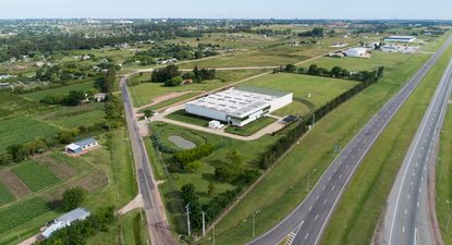 El fabricante de La gotita y otros adhesivos se va de Uruguay luego de 25 años; su historia en el país