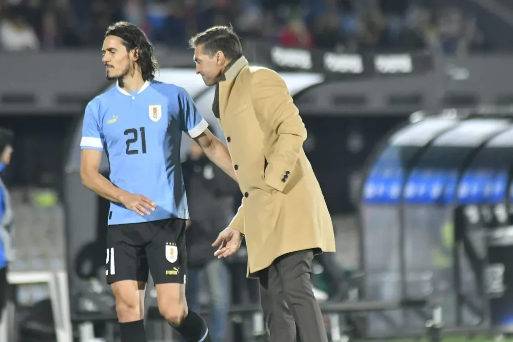Edinson Cavani y Diego Alonso
