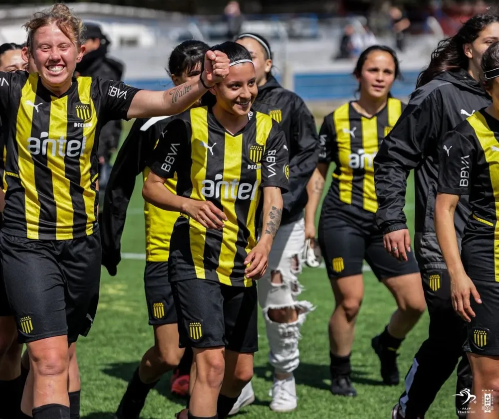Las jugadoras de Peñarol femenino sub 19 se coronaron campeonas del Torneo Apertura ante Nacional e inician la vuelta olímpica
