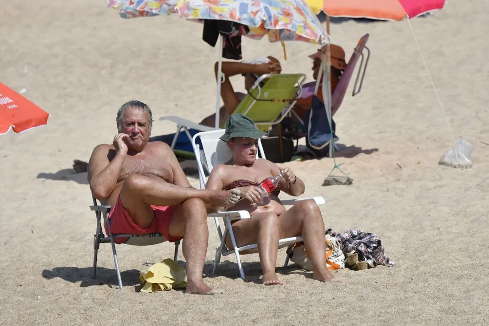 Playa de Montevideo, gente tomando sol.
