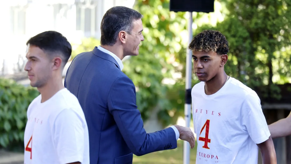El saludo del jugador Lamine Yamal al presidente español, Pedro Sánchez.