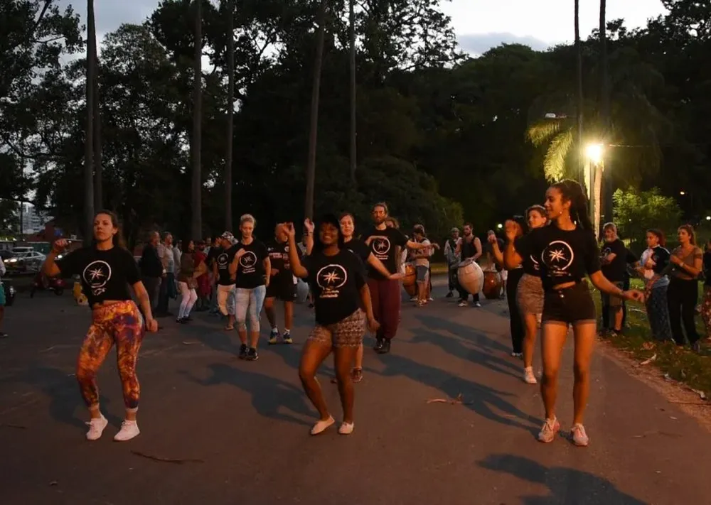 La comparsa ensayó en el predio lindero a la Pista de Atletismo.