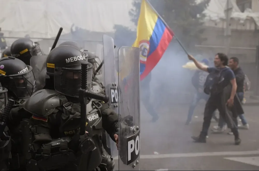 La Policía colombiana dispersó a los manifestantes que rodeaban la sede de la Corte Suprema.