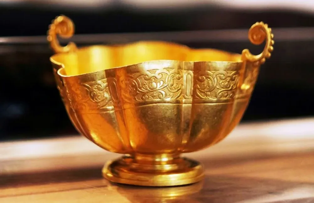 tesoro incluye más de 100.000 monedas de plata y de oro, y unos 1.000 lingotes de plata.