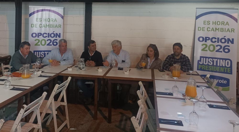 Integrantes de Opci&oacute;n 2026 reunidos en la reciente Expo Rural del Prado.