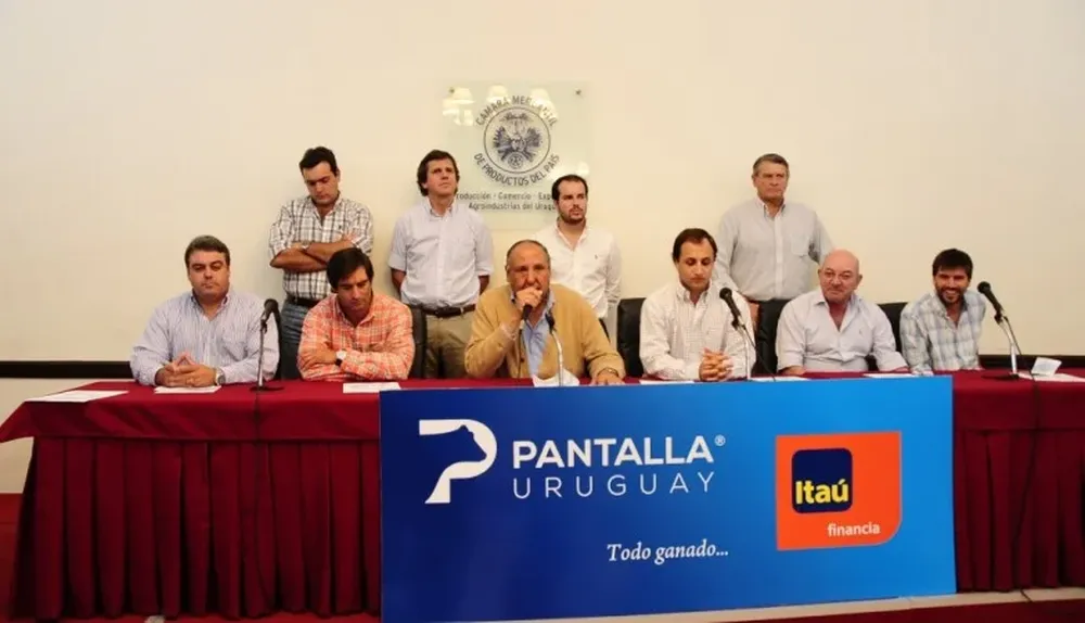 Intengrantes de Pantalla Uruguay y de Estudio 3000 en la conferencia