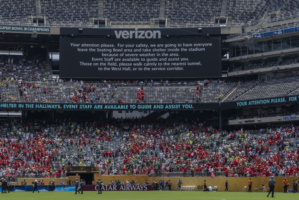 Fotografía del anuncio de desalojo del estadio debido a una tormenta en el estadio MetLife de Nueva Jersey Fotografía del anuncio de desalojo del estadio debido a una tormenta en el estadio MetLife de Nueva Jersey