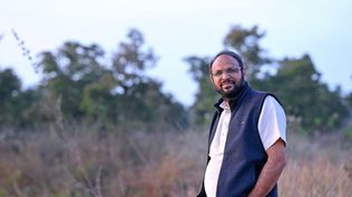 El ambientalista Alok Shukla ha dedicado más de una década a salvar árboles en el centro de India.