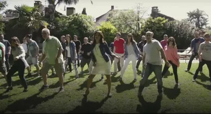 las nuevas figuras de del sol bailan en un video promocional
