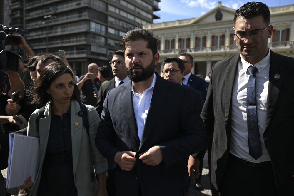 20250203 Chiles President Gabriel Boric (C) walks at Plaza Independencia after meeting Uruguays President Luis Lacalle Pou in Montevideo on February 3, 2025. Eitan ABRAMOVICH / AFP