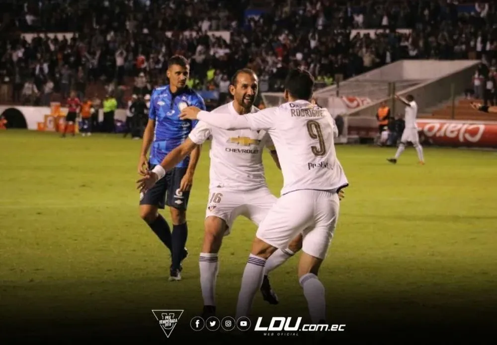 Gastón festeja su primer gol en Quito junto a Barcos, leyenda del equipo blanco