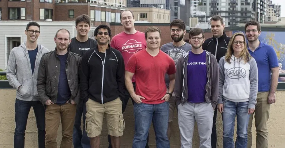 Parte del equipo de Algorithmia, con el uruguayo Oppenheimer (primera fila de remera roja)