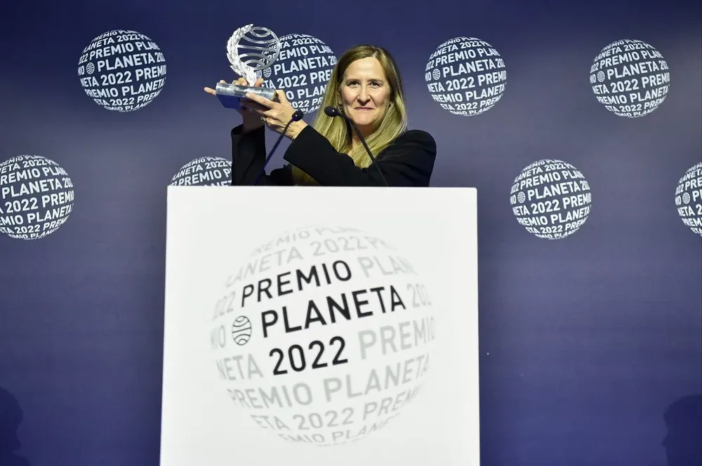 La escritora españoa Luz Gabás al reicbir el Premio Planeta 2022