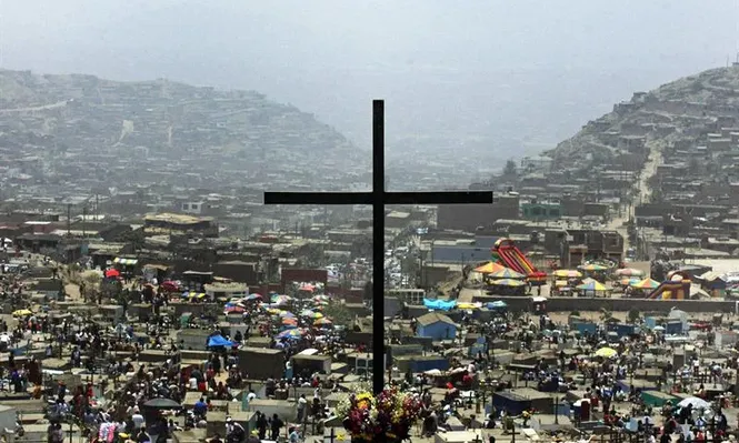 Perú- Vista panorámica del Cementerio Nueva Esperanza o también conocido como Virgen de Lourdes
