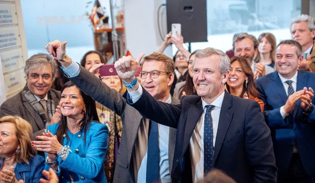 Aplausos al presidente del PP, Alberto Núñez Feijóo (i), y al presidente de la Xunta en funciones y líder del PPdeG, Alfonso Rueda.