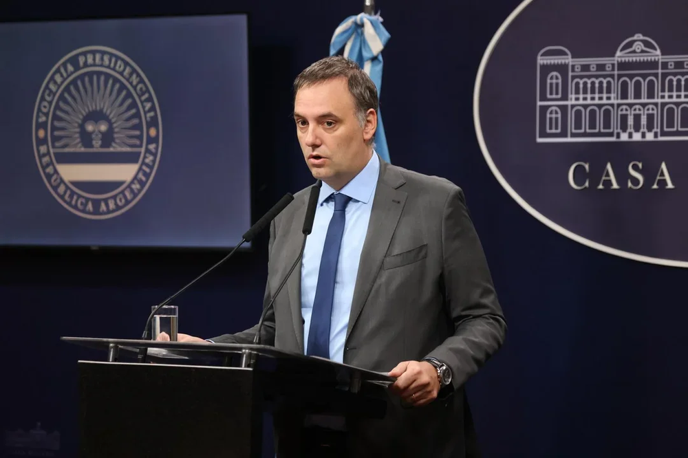 El Gobierno, a través de Manuel Adorni, justificó la eliminación al sostener que el sector público no debe tener privilegios sobre el sector privado.