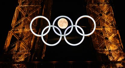 La luna entre los aros olímpicos de la Torre Eiffel en los Juegos Olímpicos París 2024    