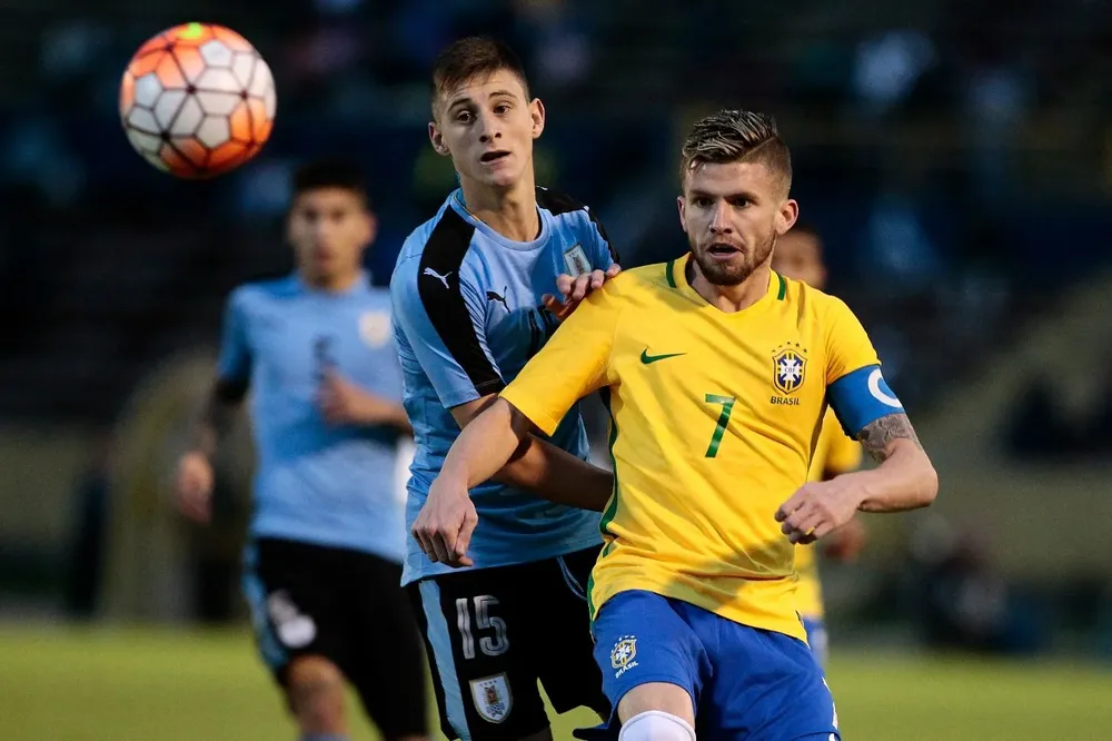 Caio Henrique en un partido de juveniles