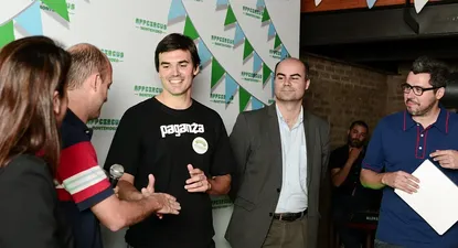 El jurado de APPCircus Montevideo y el organizador Martín Larre saludan a Marcelo Lanfranconi de Paganza