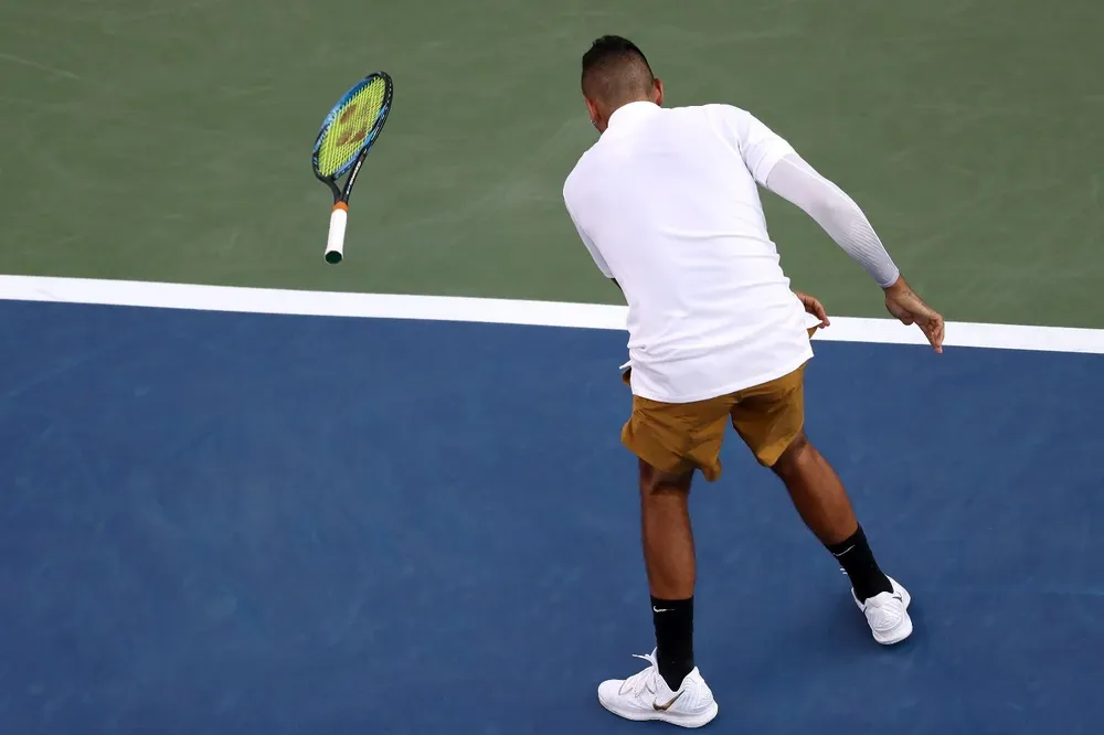 Kyrgios rompiendo una raqueta